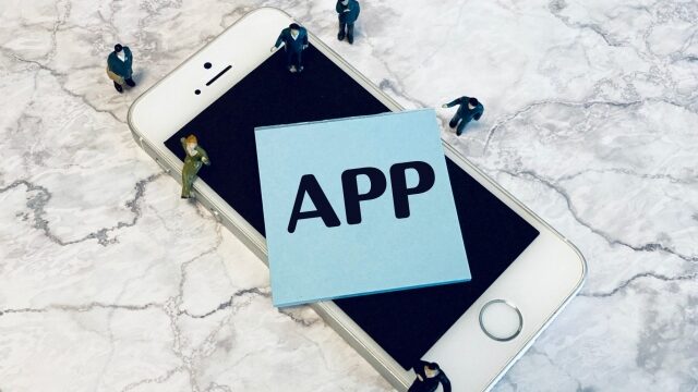 スマホアプリ開発の費用目安を機能別・手法別に解説｜ノーコード・モバイルオーダー対応