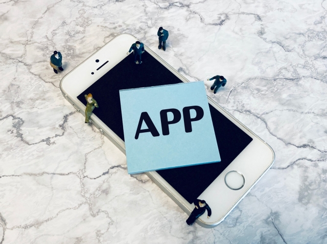 スマホアプリ開発の費用目安を機能別・手法別に解説｜ノーコード・モバイルオーダー対応